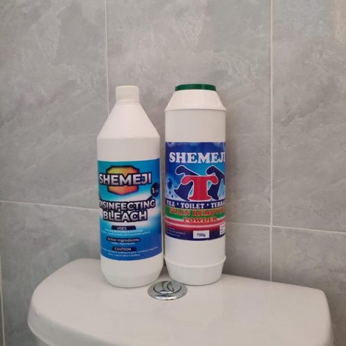 Cleaning powder and bleach